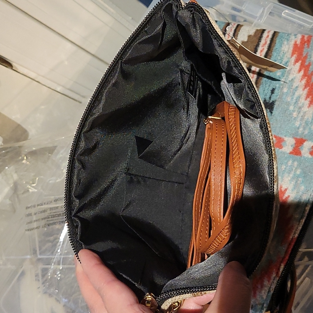 CROSS THAT BODY Crossbody Bag - Picture 7 of 8